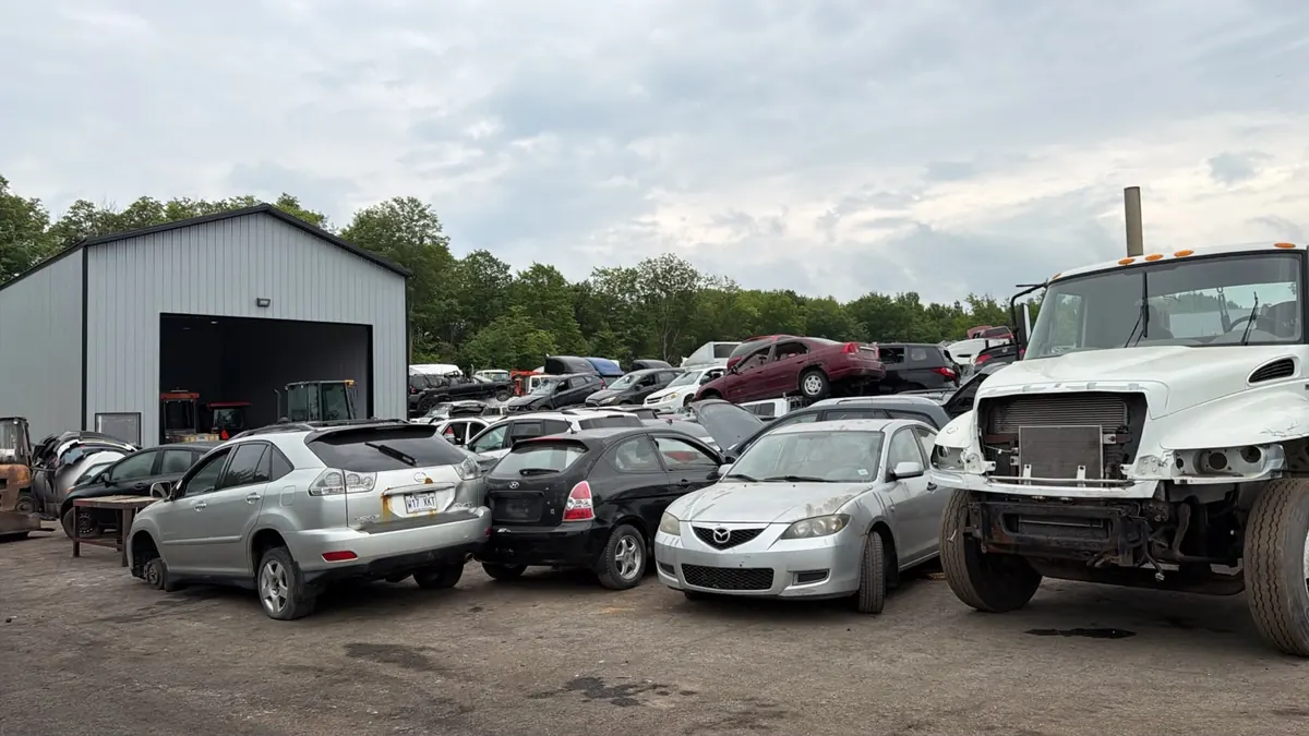 Garage building and lot of the auto recycling centre in Saint-Jean-sur-Richelieu