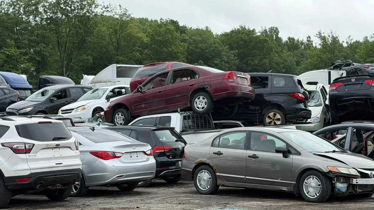 Rangées de voitures usagées sur le terrain de la cour à scrap à Saint-Jean-sur-Richelieu