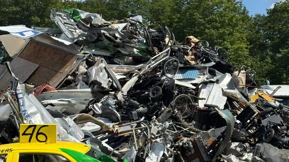 Chargeuse devant une pile de ferraille métallique au dépôt de Recyclage Auto St-Jean