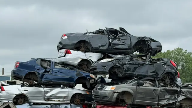 Pile d'autos scrap écrasées dans la cour à scrap de Saint-Jean-sur-Richelieu