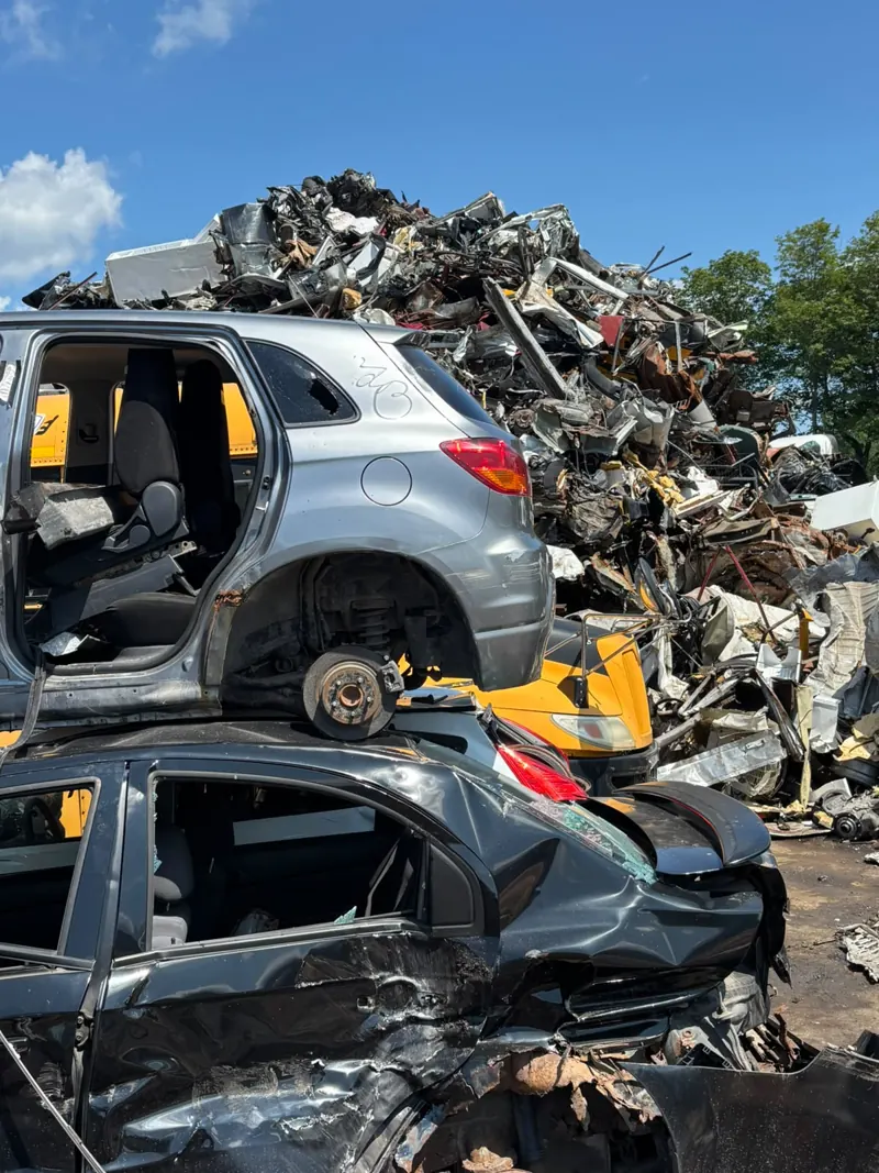 VUS démonté sans roues ni portières devant une pile de ferraille à Saint-Jean-sur-Richelieu