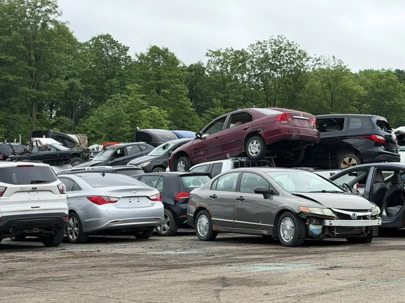Voitures usagées et véhicules empilés dans la cour de recyclage auto en Montérégie