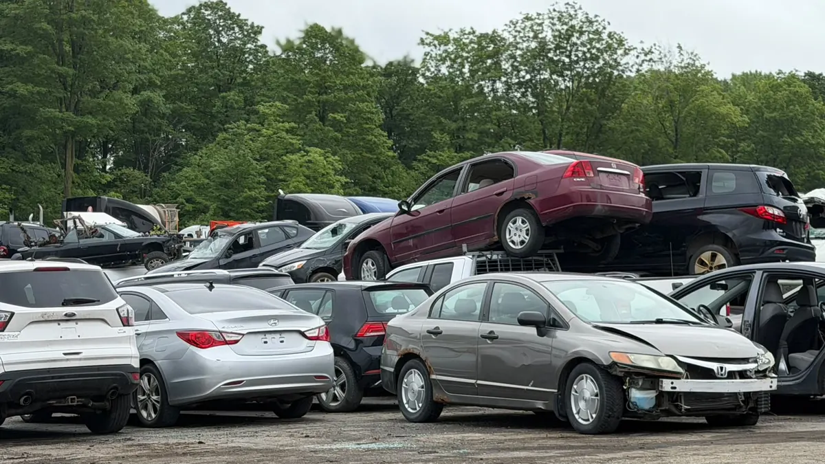Used cars and stacked vehicles in the Montérégie auto recycling yard